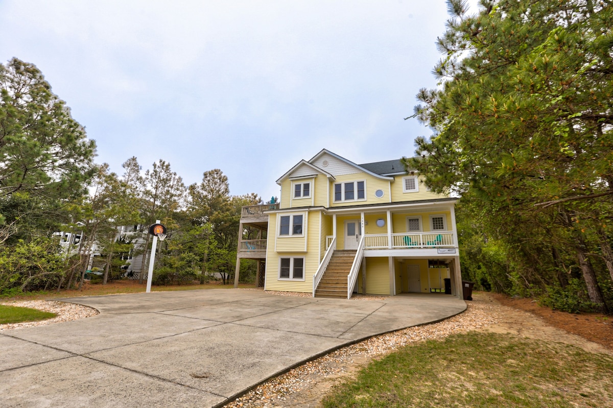 Dreamy Coastal Escape W/ Private Pool & Hot Tub, Two Decks, & Game Room