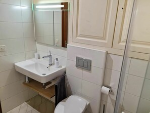 Mirror, Tap, Sink, Plumbing Fixture, Bathroom Sink, Bathroom, Cabinetry, Interior Design, Floor, Flooring