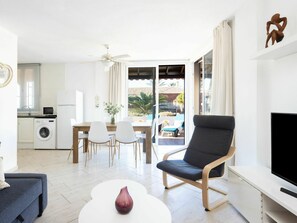 Möbel, Eigentum, Bilderrahmen, Komfort, Holz, Pflanze, Interior Design, Tabelle, Wohnzimmer, Beleuchtung