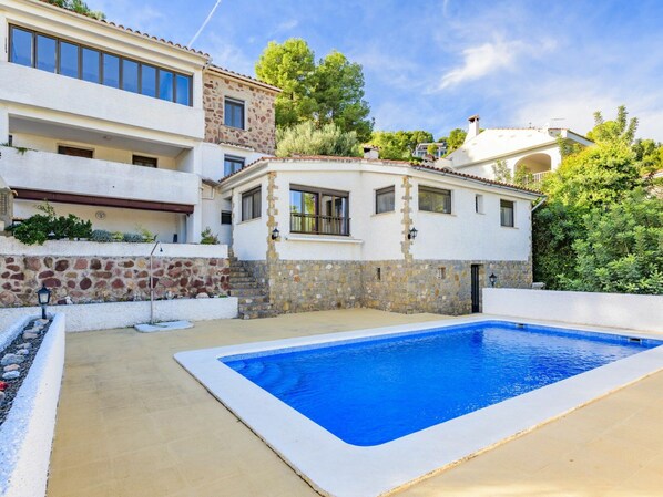 Bâtiment, Ciel, L'Eau, Jour, Propriété, Plante, Nuage, Piscine, Fenêtre, Bleu Azur