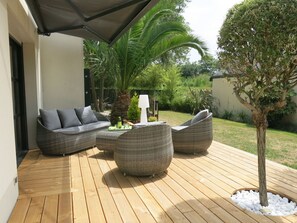 Pflanze, Eigentum, Komfort, Baum, Gebäude, Gartenmöbel, Holz, Schatten, Interior Design, Flooring