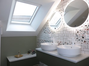Spiegel, Armatur, Zapfhahn, Sinken, Bad Sink, Eigentum, Badezimmer, Interior Design, Lila, Beleuchtung