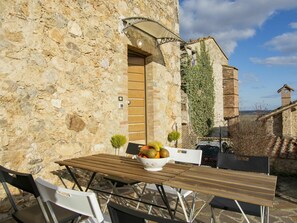 Propriété, Plante, Bâtiment, Table, Meubles, Pot De Fleur, Ciel, Nuage, Bois, Fenêtre