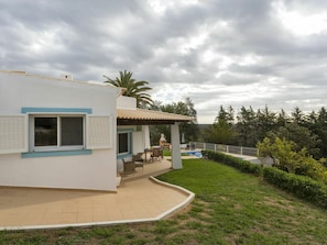 Nuage, Plante, Ciel, Fenêtre, Bâtiment, Arbre, Lot Terre, Ombre, Herbe, Chalet