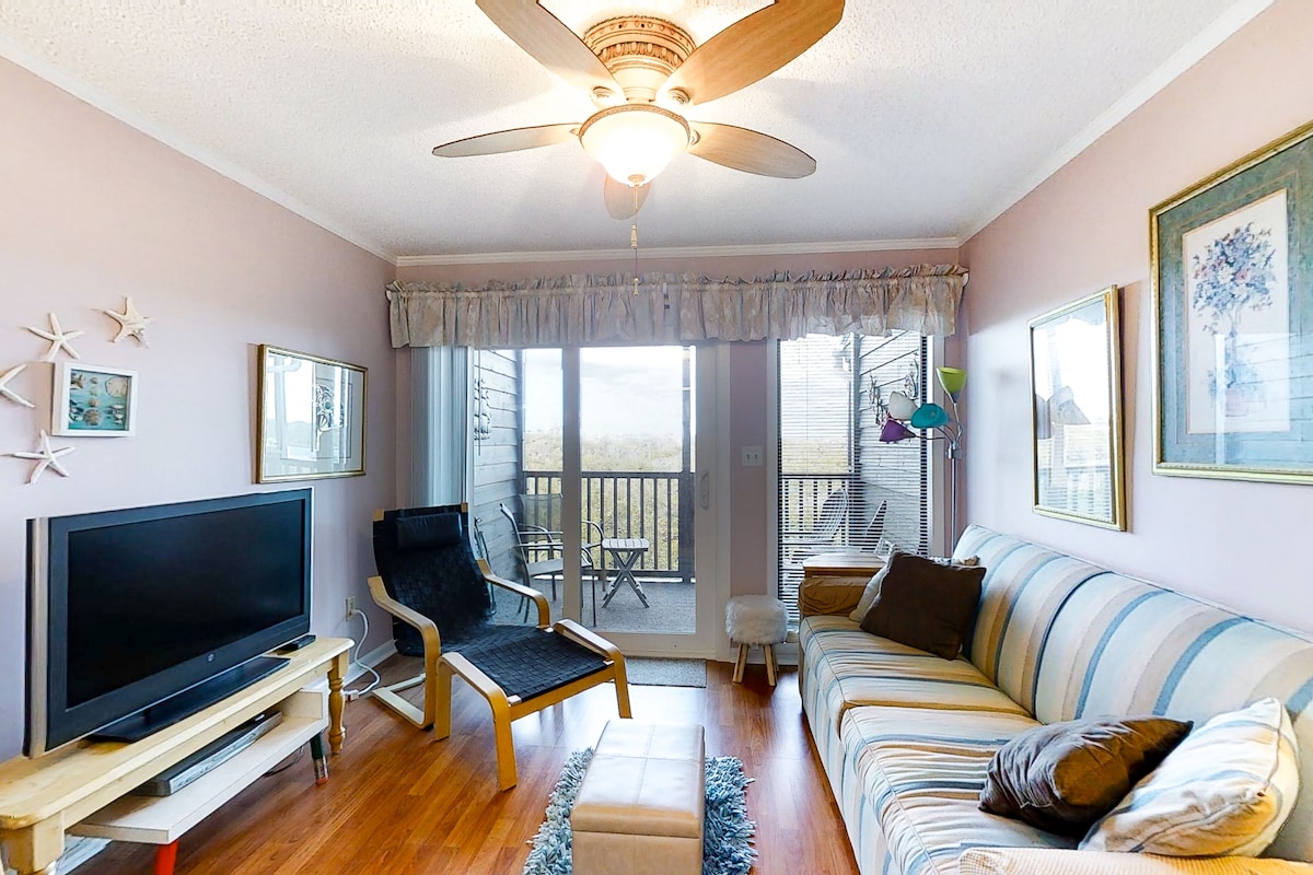 Well-Appointed Condo with WiFi, Washer/Dryer & Shared Pools, Tennis