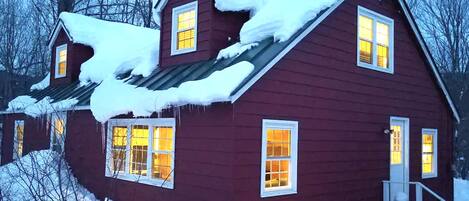 Cozy riverfront cabin 3 minutes from Jackson Gore and Okemo in beautiful Ludlow.