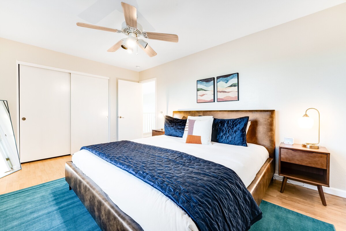 Rancho Gabriela, dog-friendly home with yard, fast WiFi, AC, & washer/dryer