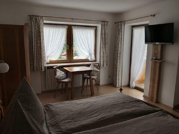 Ferienwohnung Hintersee, 1-2 Personen, 31 qm, Balkon, Wohn-Schlafzimmer