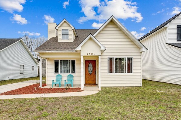 Cozy cottage with covered front patio near Oriole Beach!