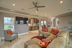 Living Room | Free WiFi | Smart TV