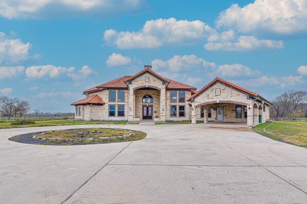 Rosharon Vacation Rental | 8BR | 6.5BA | 6,336 Sq Ft | 1 Step Required
