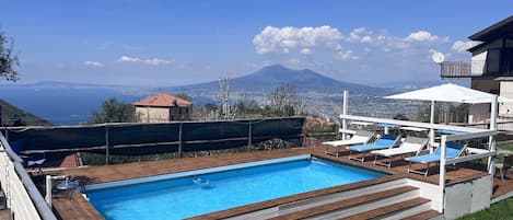 Piscina da 7.32m x 3.66m x 1.32m con Vista MARE e sul Golfo Di Napoli