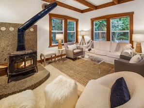 Spacious living room with open access to the kitchen

(fireplace not for guest use)