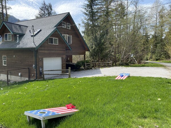 Large yard, come play some yard games!