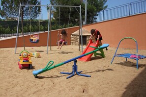 Large Sand Pit to entertain the little ones throughout the vacation