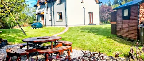 Outdoor Seating area and garden Knockmanagh Holiday Home 