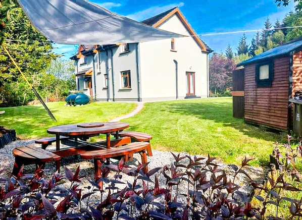 Outdoor Seating area and garden Knockmanagh Holiday Home 