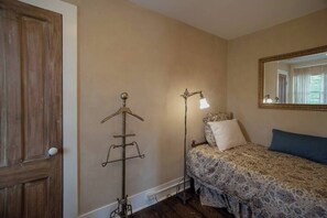 Side bedroom off of Queen Room