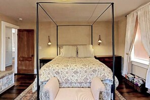 Comfortable and romantic Queen Victorian room