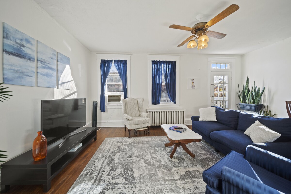 Walk Central. Museum district. Scott’s Addition. 2BR – King and full bed.