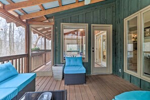 Screened-In Porch w/ Seating