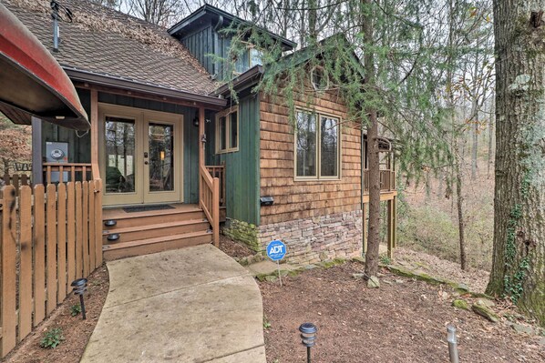 Conyers Vacation Rental | 3BR | 2BA | Stairs Required | 2,000 Sq Ft