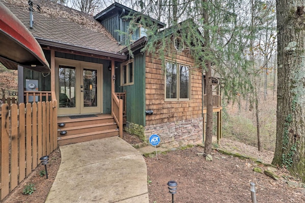 Conyers Vacation Rental | 3BR | 2BA | Stairs Required | 2,000 Sq Ft