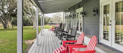 Weimar Vacation Rental | 3BR | 3BA | 1,599 Sq Ft | 2 Steps Required