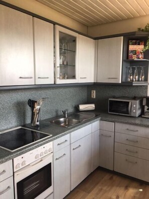 Ferienwohnung A mit großzügigem Balkon und Wintergarten-Küche