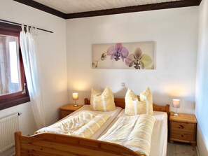 Ferienwohnung A mit großzügigem Balkon und Wintergarten-Schlafzimmer