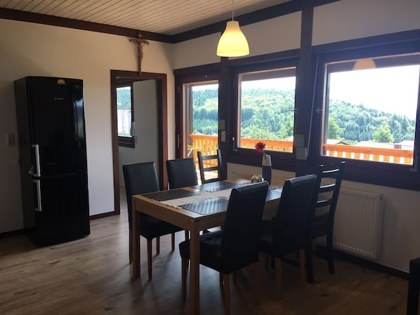 Ferienwohnung A mit großzügigem Balkon und Wintergarten-Wohn- und Essbereich