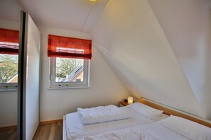 Schlafzimmer mit Außenjalousien