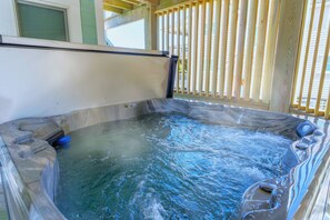 Warm hot tub fun! Like a bath that never ends, with room for friends. Splashy, giggly Oceanside good times await!