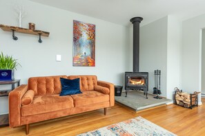 Enjoy a woodstove and sit on the "magic couch" while enjoying Mountain Views