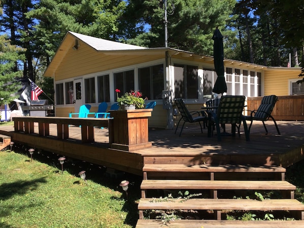 Spacious wrap-around deck with outdoor dining table