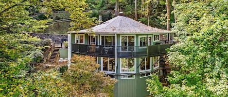 Huge windows overlooking  MV Golf Course with surrounding mountain views