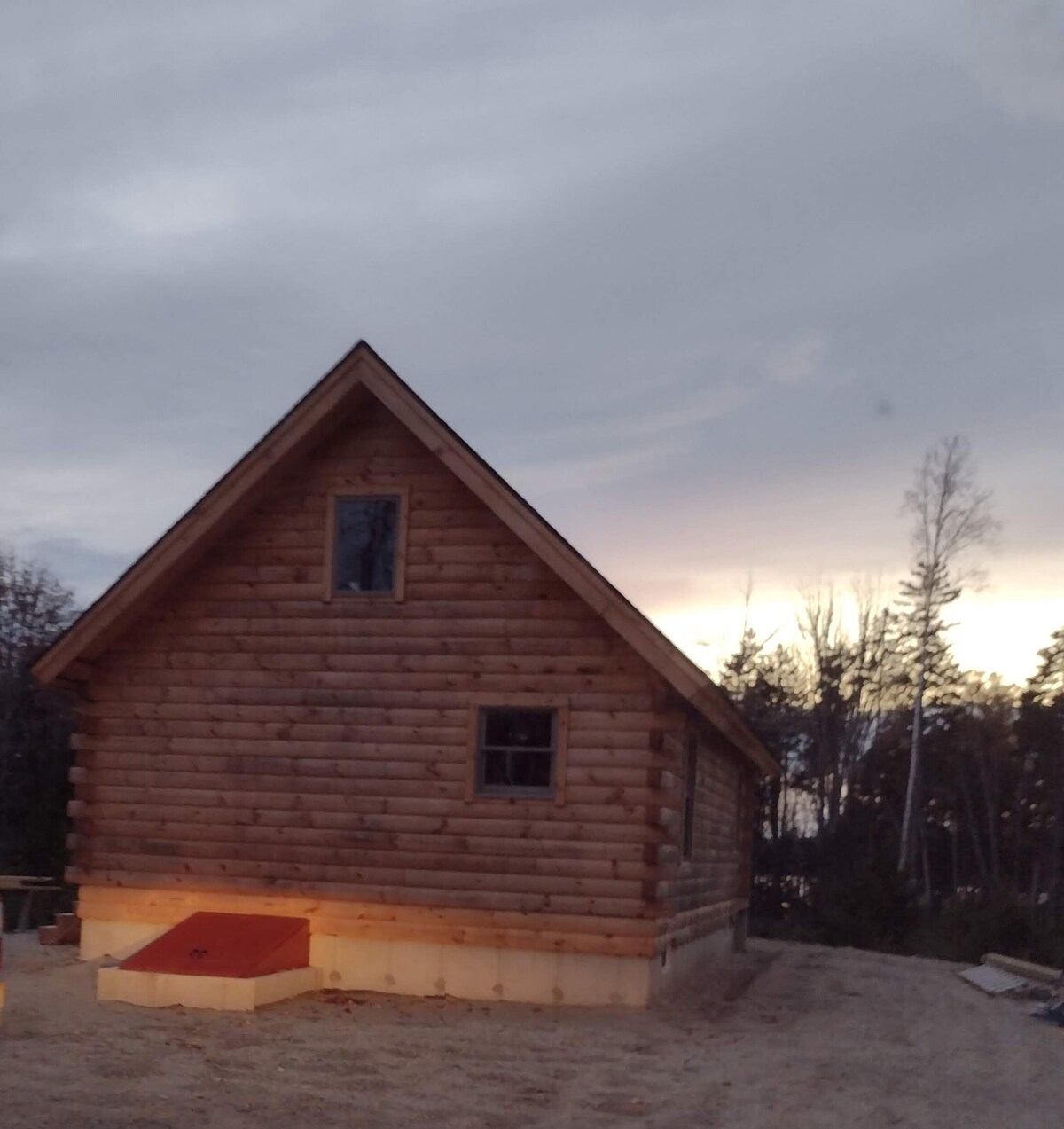 Quiet cabin in the woods with beautiful ocean views on the rocky Maine coast!