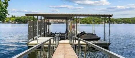 Welcome to Ozarks Lakefront Boho Retreat! 🌅 No matter the season, our breathtaking views will captivate you. Experience nature’s magic year-round! 🍂🌸