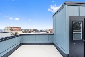 【Rooftop】Enjoy your own private rooftop with expansive views of the city