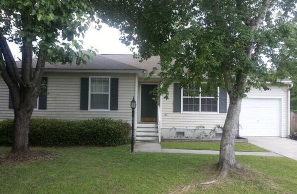 Beautiful 3BR/2BA Home in a Cul-de-Sac on Whitmarsh Island.