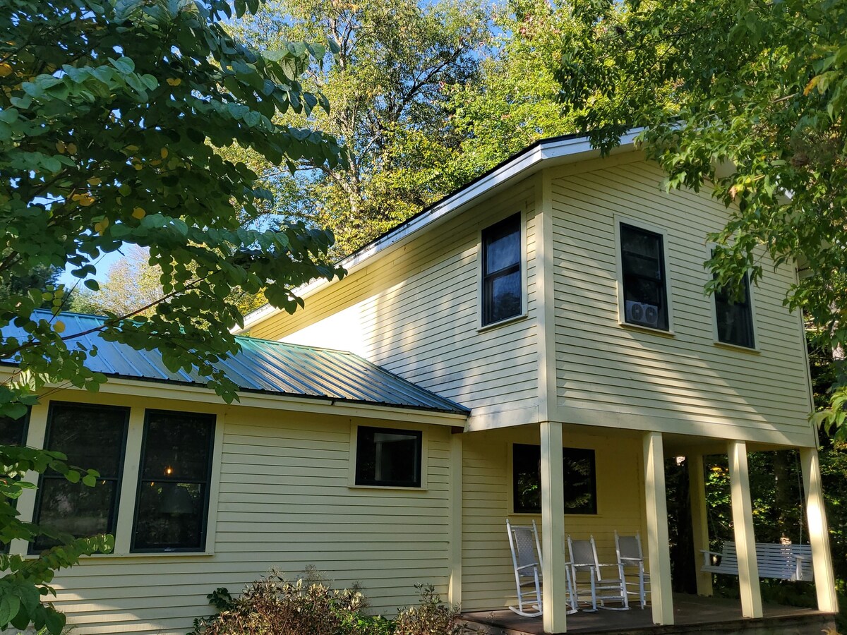 Mount Mansfield Cottage Cozy 3 Bedroom near Smugglers Notch