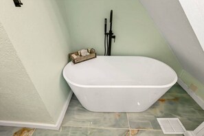 1st floor bathroom Tub