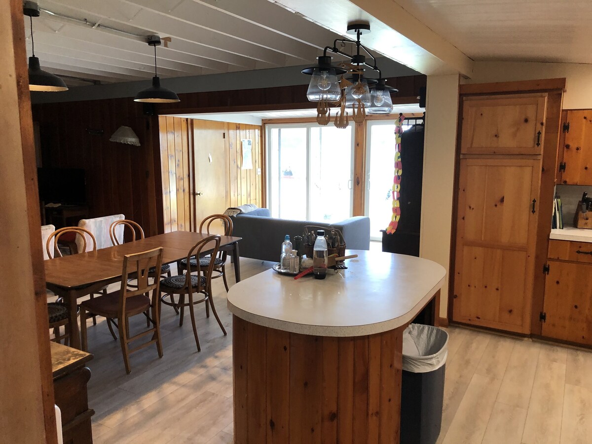 Rustic-chic cottage with fantastic lake access, 15 minutes to Ithaca