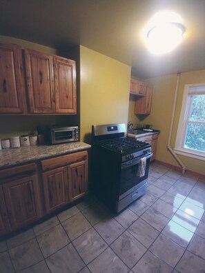 Full kitchen, gas stove, refrigerator, microwave, toaster oven, kurig coffee