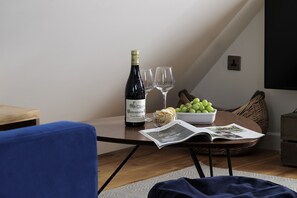 The Nest at Robins Roost Sitting Area - StayCotswold