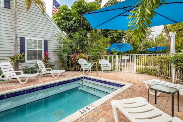 Shared Pool & Loungers