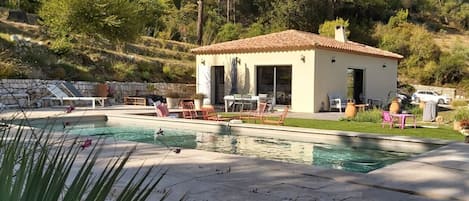 L'extérieur et sa piscine chauffée.