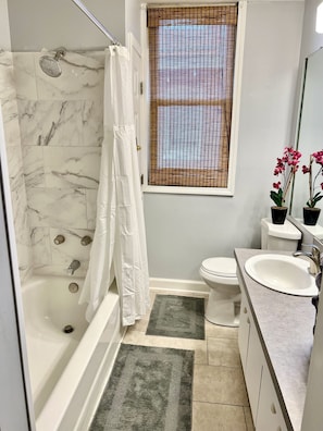 Full bathroom with shower/tub combo