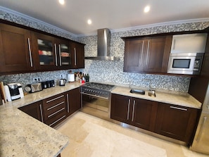 Well equipped modern kitchen, with real marble worktops and excellent lighting