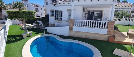 3 bedroom, 2.5 bath villa on large corner plot, beautiful gardens and sea views